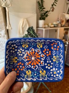 Porte-savon céramique peint à la main – Multicolore fond bleu
